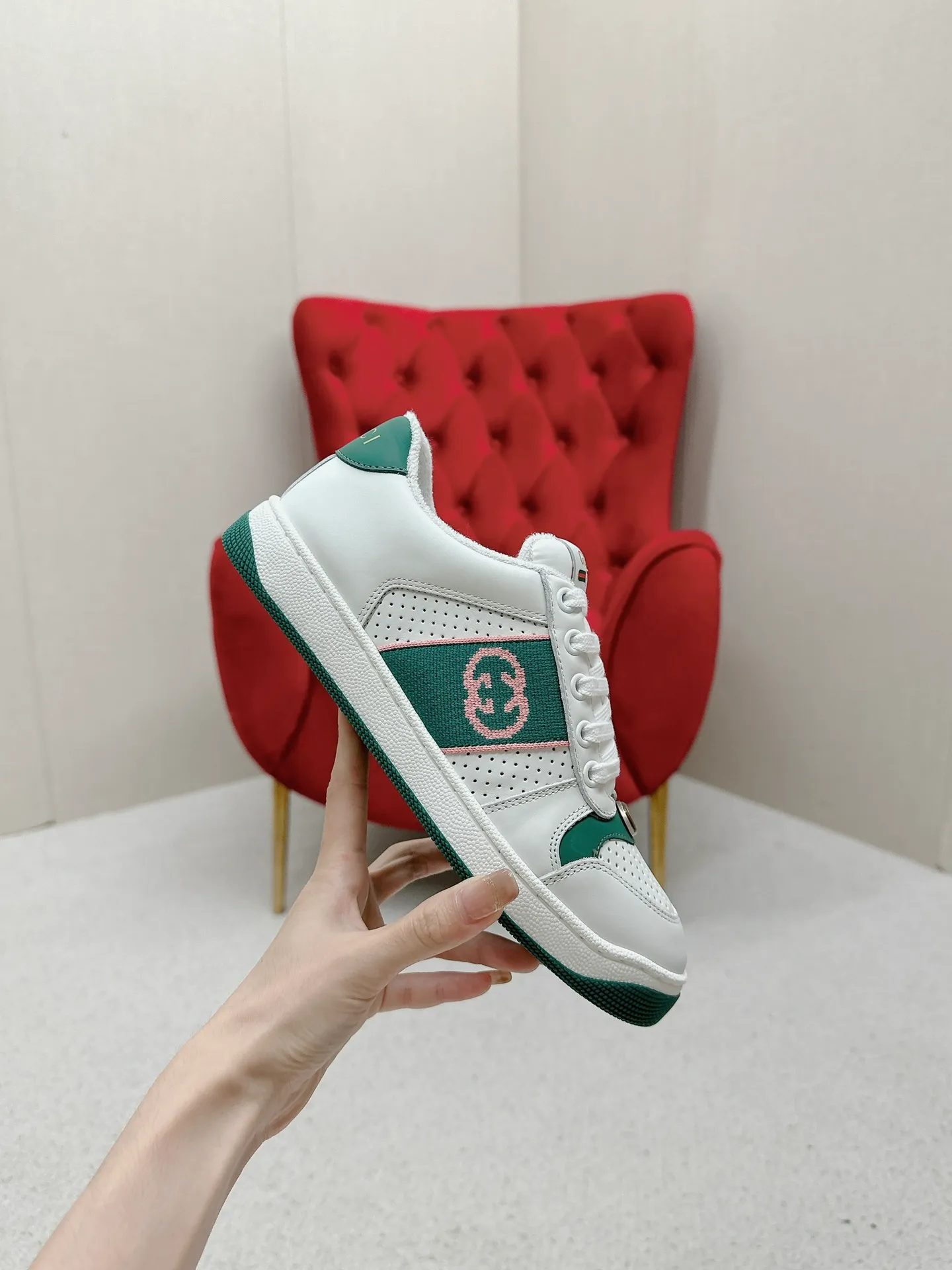 👟👟Ex-factory price 560👟👟 Men’s size +10 Gucci——purchased version GG series distressed dirty shoes-hot style is coming! 9 times out of 10 sales, you will definitely get the money. Ready stock! Spot goods! Spot goods! New colors added - the ultimate version on the market! Purchase the original version and develop it... fabric, material, outsole, and details can be compared at will! Open-mold Swarovski one-to-one replica rhinestone chain...Metal cherry pendant...Metal double G crystal cylindrical mark...Gucci original customized narrow webbing...Super flash series - flash diamond chain. The cherry decoration is detachable and can be changed into two to match with each other to show your personality. Exclusive color-brushed cowhide fabric. Hand-made distressed is very textured and has a sense of luxury! The details of the workmanship can be seen in the drawings, and no line is missed. The original terry cloth is delicate, soft and more comfortable and breathable. The privately stamped two-color original TPU outsole (lower layer is wider, upper layer is narrower). Matching packaging⭐️ Size: Female 35-40 Male 39-44 (Female 41 Male 45 customized)